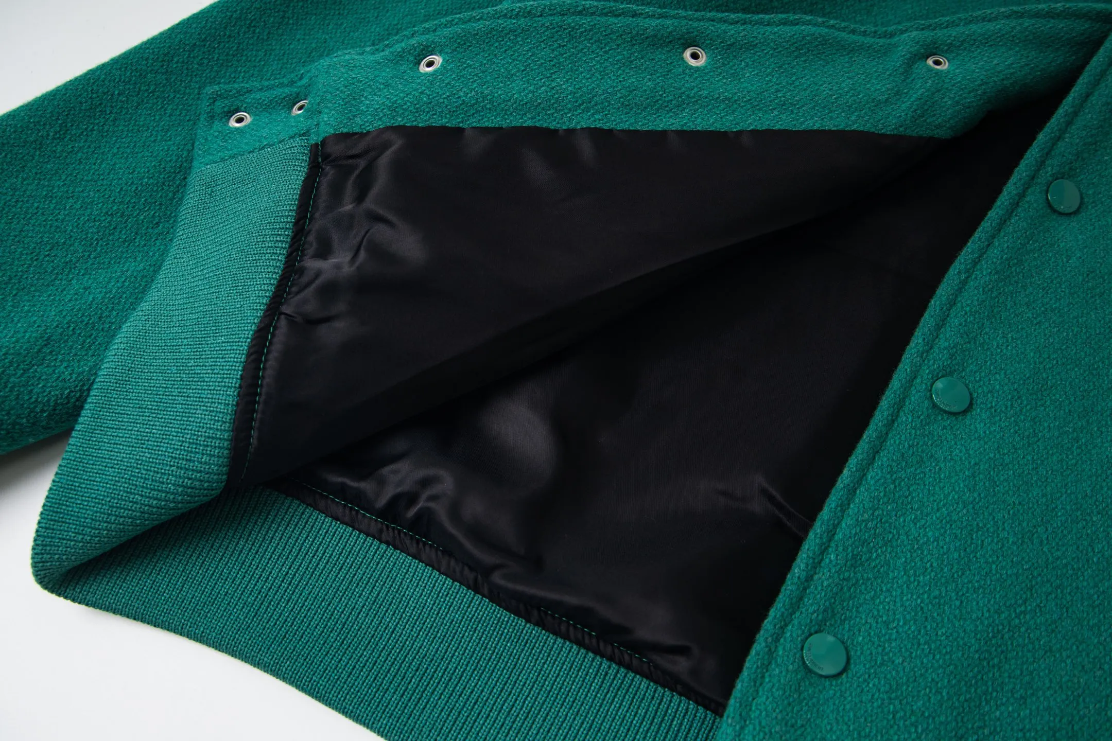 P480 wool version. High version ready in stock. Saint Laurent Paris slp classic leather patchwork black and white baseball collar jacket. The original version is 1:1 to develop the highest version on the Internet. It took 2 months to customize pure wool fabric and jacquard ribbing (ordinary machines cannot achieve this jacquard effect). The version is super handsome. The patchwork position is very particular about parking technology. Whether the whole dress looks good depends on this position 46-48-50-52.